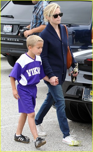 Reese Witherspoon: Deacon's Soccer Game with Ryan Phillippe!