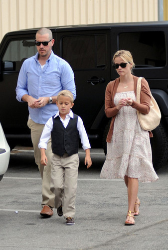  Reese Witherspoon and her husband Jim Toth seen leaving church with her son Deacon Phillippe