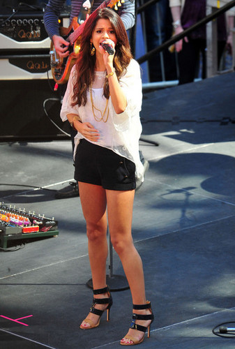  Selena Gomez Performing A Free コンサート At Santa Monica Place