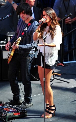  Selena Gomez Performing A Free концерт At Santa Monica Place