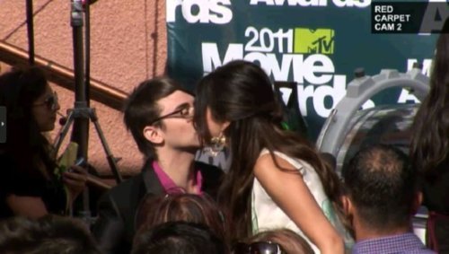 Selena kissing A BOY...2011 IL INSEALA PE jUSTIN