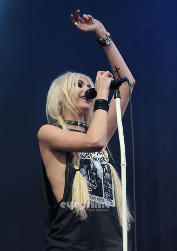  Taylor Momsen performs during 2011 Download Festival in the UK, Jun 12
