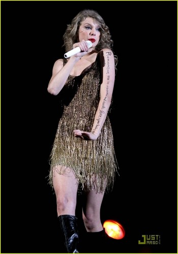  Taylor Swift: CMA 음악 Festival Sweetheart
