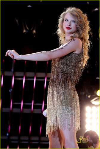  Taylor Swift: CMA Musica Festival Sweetheart