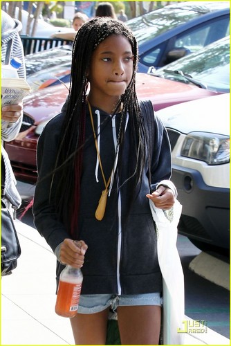 Willow Smith: Barnes and Noble Reader!