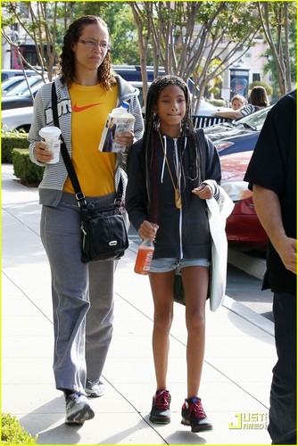  Willow Smith: Barnes and Noble Reader!