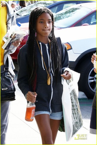  Willow Smith: Barnes and Noble Reader!