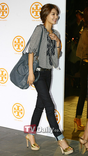  Yuri and Sooyoung attend tory burch