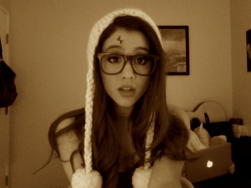 Ariana Grande-Nerd glasses