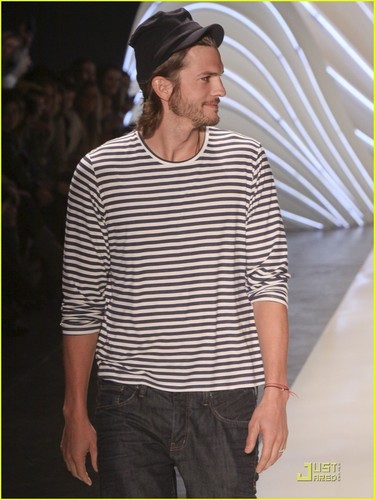  Ashton Kutcher & Alessandra Ambrosio: Colcci Fashion Show!