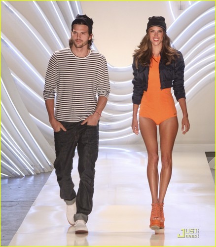 Ashton Kutcher & Alessandra Ambrosio: Colcci Fashion Show!