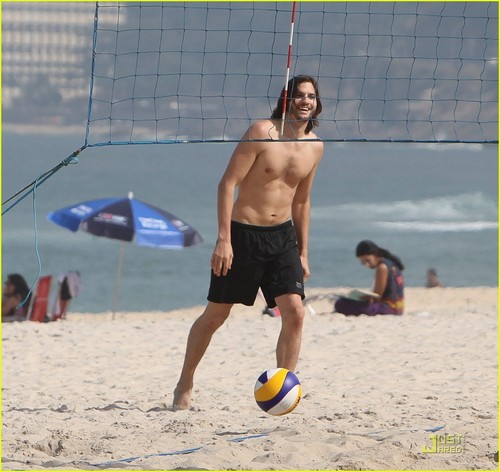 Ashton Kutcher: Beach Volleyball in Brazil!