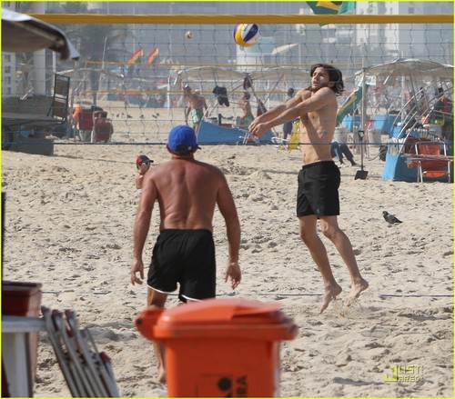  Ashton Kutcher: spiaggia pallavolo in Brazil!
