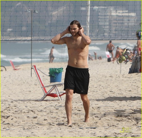  Ashton Kutcher: 海滩 排球 in Brazil!