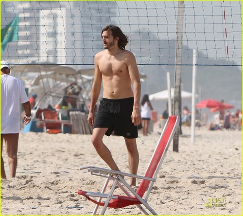  Ashton Kutcher: ساحل سمندر, بیچ والی بال in Brazil!