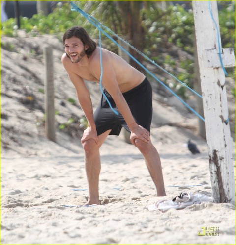  Ashton Kutcher: ساحل سمندر, بیچ والی بال in Brazil!