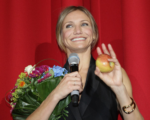 Cameron Diaz signs 'I pag-ibig Berlin' upon her arrivat at the 'Bad Teacher' Germany Premiere