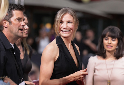  Cameron Diaz signs 'I cinta Berlin' upon her arrivat at the 'Bad Teacher' Germany Premiere