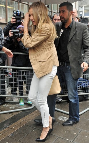  Cameron Diaz was spotted at a चित्र call for “Bad Teacher” in London, England today (June 16).