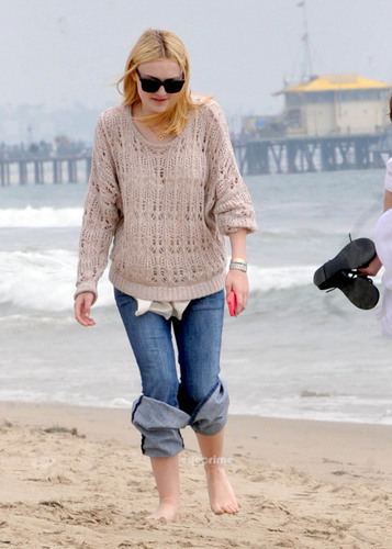  Dakota Fanning enjoys a dia on the de praia, praia in Santa Monica, Jun 13