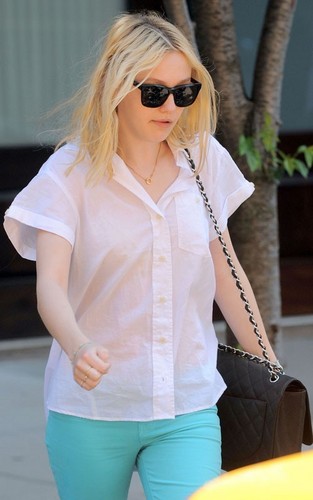  Dakota Fanning was spotted leaving her hotel in downtown New York City this afternoon (June 15).