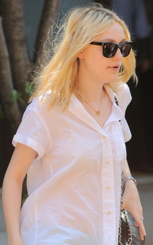 Dakota Fanning was spotted leaving her hotel in downtown New York City this afternoon (June 15).