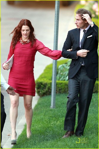  Drew Barrymore and her boyfriend leaving a fundraiser on Monday (June 13)
