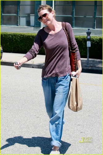  Ellen Pompeo: Out and About in L.A.!