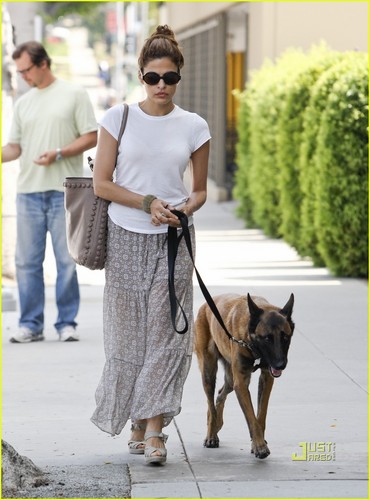  Eva Mendes: Out for a Walk with Hugo