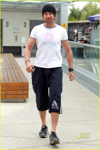  Gerard Butler Works It Out