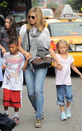 Heidi Klum was spotted enjoying some fresh air and sunshine in New York City today (June 17).