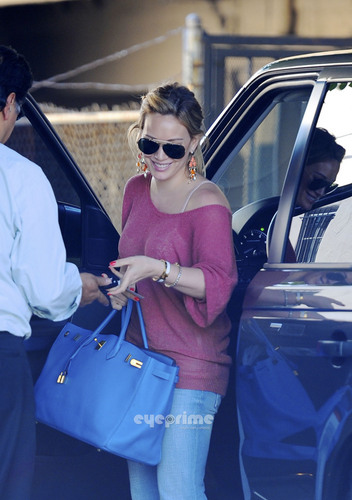 Hilary Duff Valets her Car at 901 Salon in West Hollywood, Jun 17