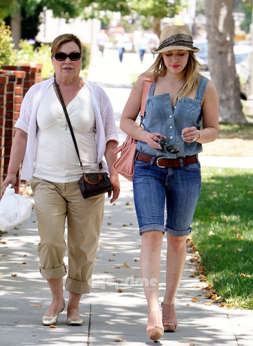  Hilary Duff heads to a Friend’s 首页 in Hollywood, June 14