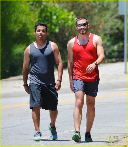 Jake Gyllenhaal: Jogging with Michael Pena!