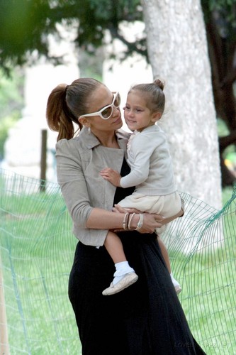  Jennifer - Spending a hari off in Paris with her kids - June 16, 2011