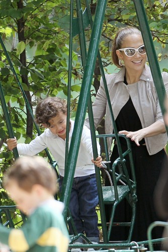  Jennifer - Spending a día off in Paris with her kids - June 16, 2011