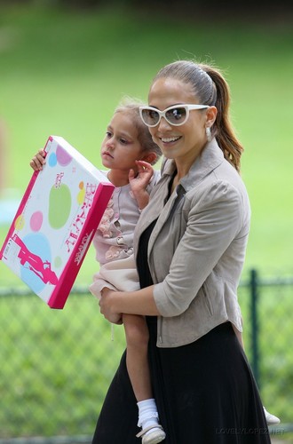  Jennifer - Spending a 일 off in Paris with her kids - June 16, 2011