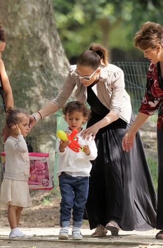  Jennifer - Spending a dia off in Paris with her kids - June 16, 2011