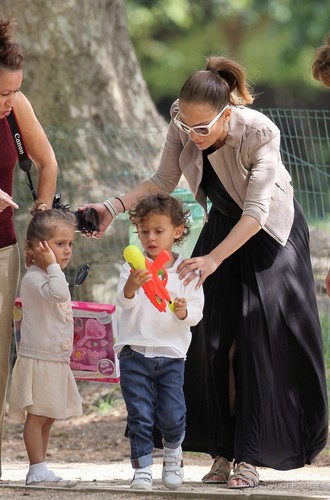  Jennifer - Spending a dag off in Paris with her kids - June 16, 2011