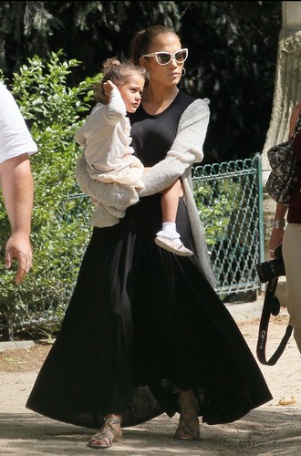  Jennifer - Spending a dag off in Paris with her kids - June 16, 2011