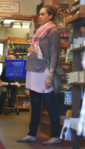Jessica - Shopping at Bodhi Tree Bookstore in Beverly Hills - June 16, 2011