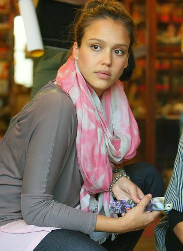  Jessica - Shopping at Bodhi درخت Bookstore in Beverly Hills - June 16, 2011