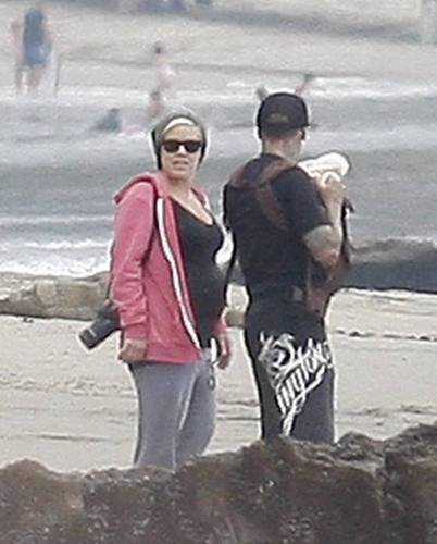  P!nk & Carey & Judy Moore with Willow on plage (June 12)