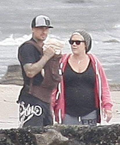  P!nk & Carey & Judy Moore with Willow on beach, pwani (June 12)