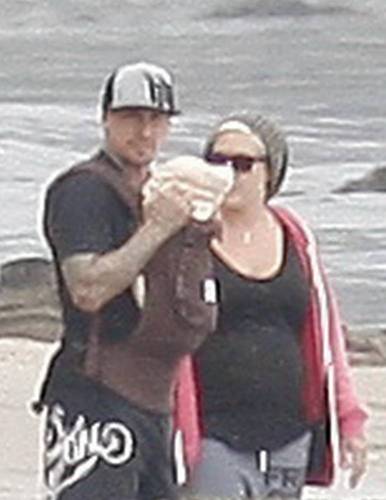  P!nk & Carey & Judy Moore with Willow on pantai (June 12)