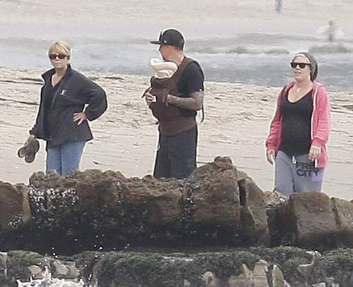P!nk & Carey & Judy Moore with Willow on beach (June 12)