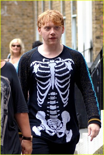  Rupert Grint: Skeleton Sweater in ロンドン