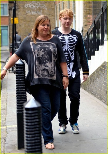  Rupert Grint: Skeleton Sweater in ロンドン