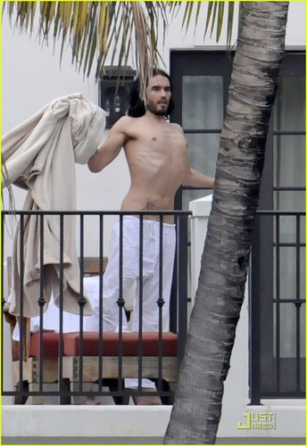  Russell Brand: Shirtless Meditation in Miami Beach!