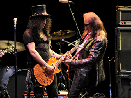  Two gitaar icons, Slash and Ace